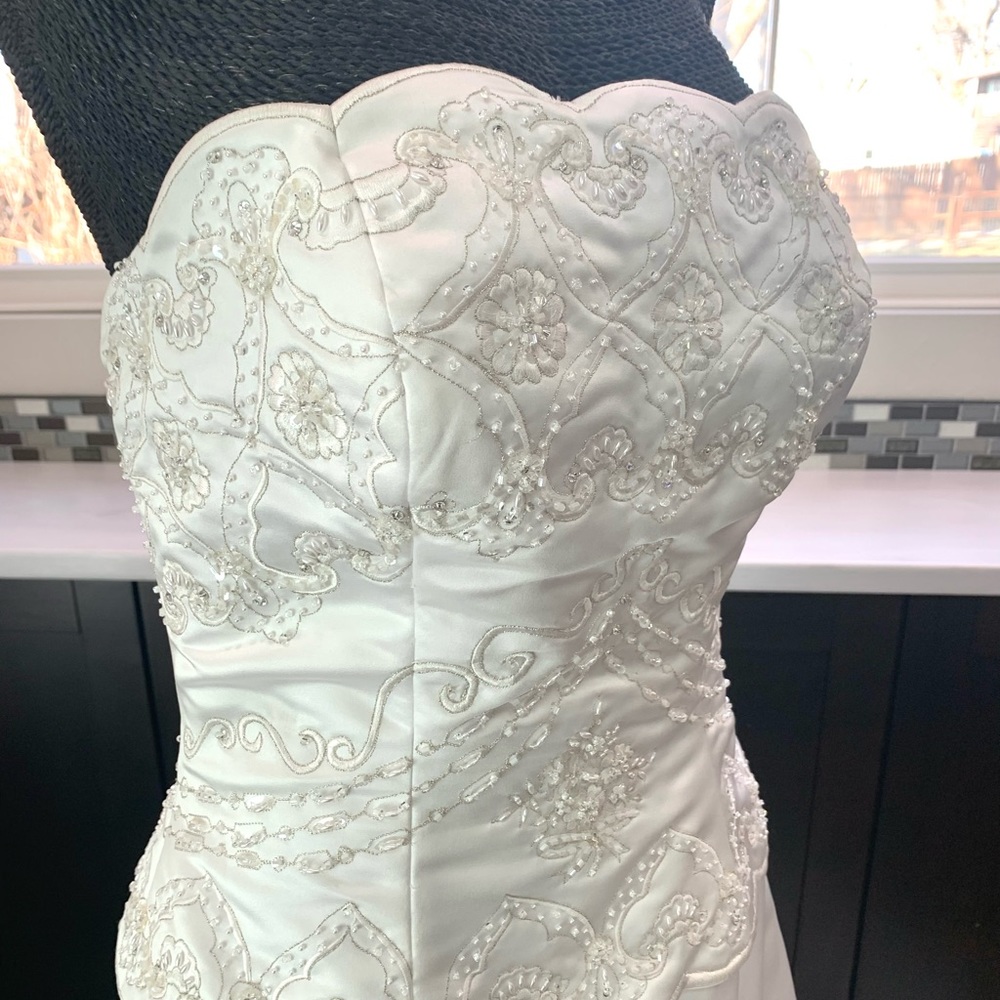 🚫SOLD🚫Gorgeous beaded White Scalloped Bodice wedding gown Sz 10